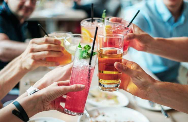 Perché diventiamo rossi se beviamo alcolici 