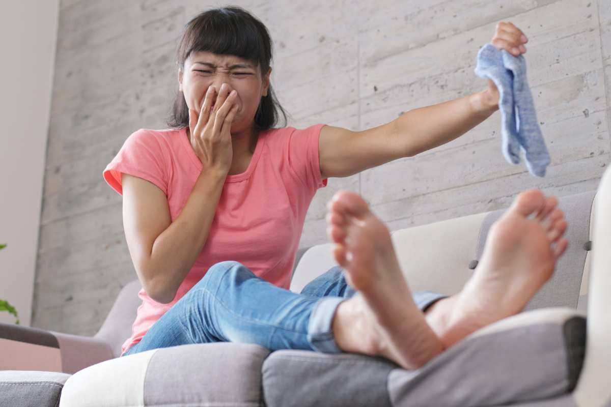 piedi puzzolenti si possono curare con diversi rimedi fatti in casa